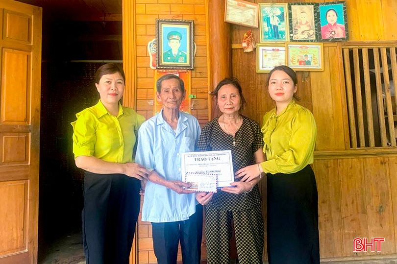 Hội LHPN xã Hương Lâm (Hương Khê) vận động nguồn kinh phí từ Báo Sài Gòn Giải Phóng trao suất quà trị giá 12 triệu đồng cho hội viên Dương Thị Hữu, có hoàn cảnh éo le. a19.jpg