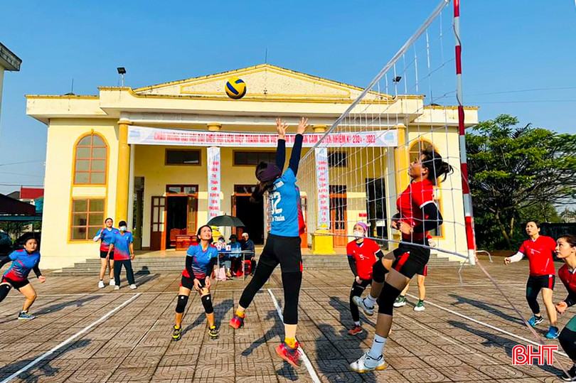 Các đội bóng tranh tài tại Giải Bóng chuyền nữ huyện Cẩm Xuyên 2024 nhân dịp kỷ niệm Ngày Quốc tế phụ nữ (8/3). a14.jpg
