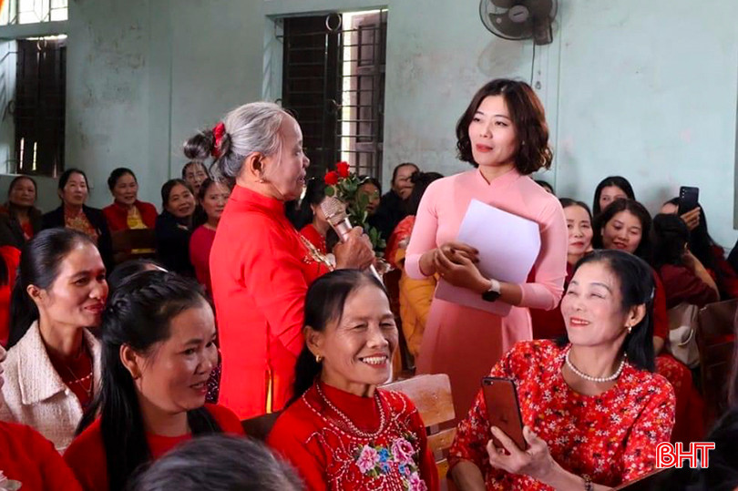 Hội LHPN xã Phù Lưu (Lộc Hà) tổ chức chương trình sinh hoạt chuyên đề "Xây dựng gia đình hạnh phúc - Bình đẳng giới", tìm hiểu về cội nguồn áo dài Việt Nam. a16.jpg