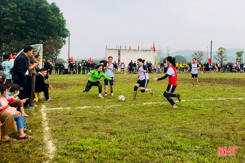 Hội LHPN xã Kỳ Hoa (TX Kỳ Anh) tổ chức giải bóng đá nữ chào mừng ngày 8/3. a15.jpg