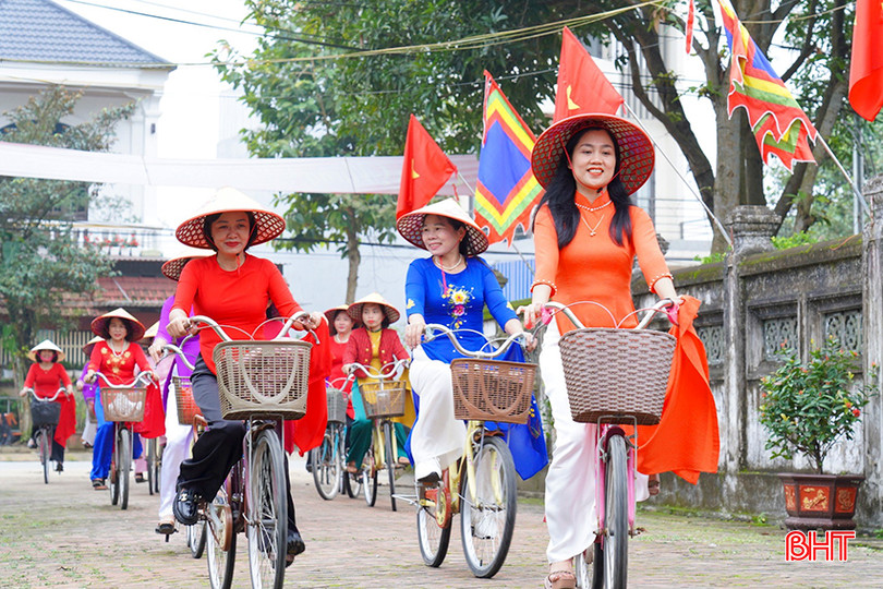 Hội LHPN huyện Nghi Xuân tổ chức đạp xe diễu hành quảng bá áo dài trên các tuyến đường thị trấn Tiên Điền và các di tích, danh thắng. a12.jpg