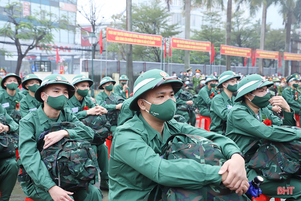 Chủ tịch UBND tỉnh Võ Trọng Hải tiễn thanh niên TP Hà Tĩnh lên đường nhập ngũ