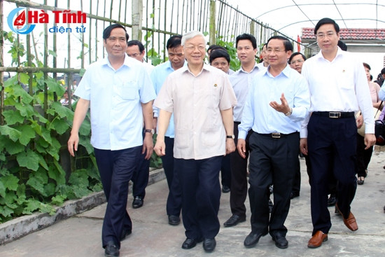 Tổng Bí thư Nguyễn Phú Trọng và đoàn công tác tham quan Dự án trồng rau, củ, quả công nghệ cao trên cát hoang hóa tại xã Thạch Văn (Thạch Hà) của Mitraco Hà Tĩnh...