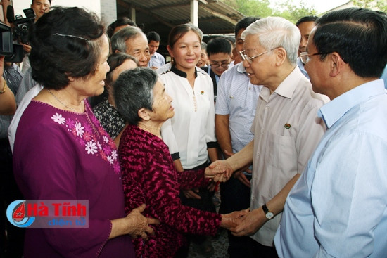 ... và thăm bà con nhân dân ở khu dân cư nông thôn mới kiểu mẫu Tân Văn, xã Thạch Văn, huyện Thạch Hà.
