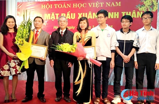 Giáo dục Hà Tĩnh nối tiếp tự hào. Trong ảnh là lễ trao Giải thưởng Toán học Lê Văn Thiêm của Hội Toán học Việt Nam - giải thưởng toán học cao quý nhất của Việt Nam, trong đó có thầy trò Trường THPT Chuyên Hà Tĩnh