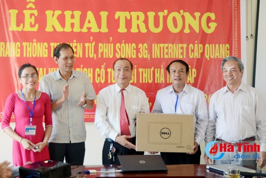 Lãnh đạo Sở Thông tin và Truyền thông trao tặng máy tính cho BQL Khu di tích cố Tổng Bí thư Hà Huy Tập