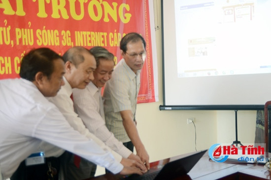 Các đại biểu ấn nút khai trương trang tin điện tử