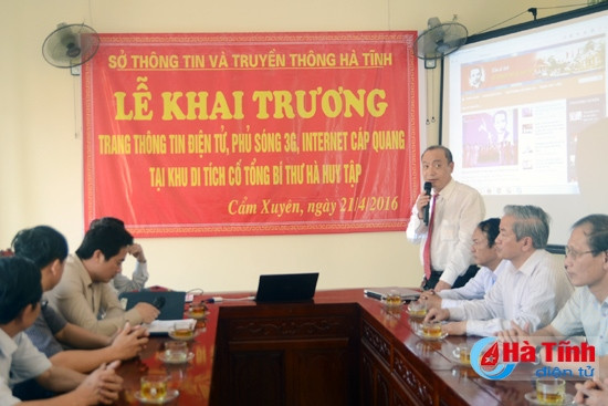 Lãnh đạo Sở TT&TT giới thiệu về Trang tin điện tử Khu di tích Tổng Bí thư Hà Huy Tập
