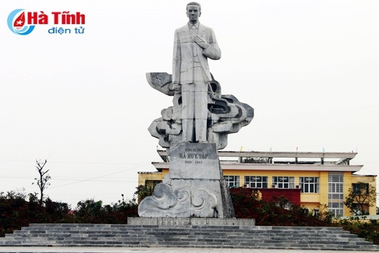 Tượng đài đồng chí Hà Huy Tập ở thị trấn Cẩm Xuyên