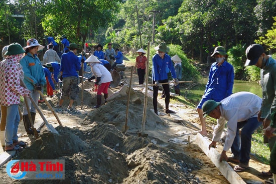 ĐVTN Cẩm Duệ (Cẩm Xuyên) tham gia làm đường GTNT