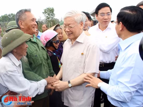 Tổng Bí thư Nguyễn Phú Trọng kiểm tra sản xuất tại Hà Tĩnh