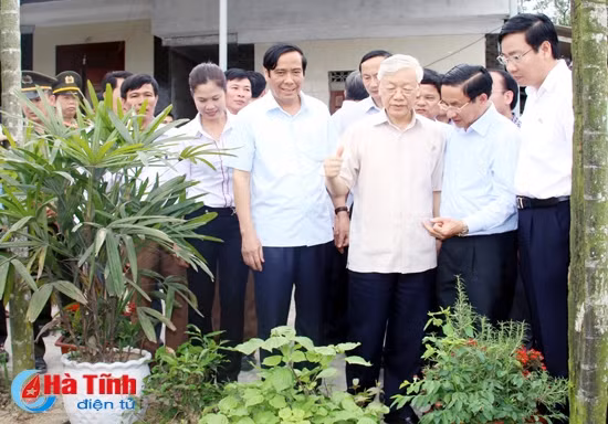 Tổng Bí thư Nguyễn Phú Trọng kiểm tra sản xuất tại Hà Tĩnh
