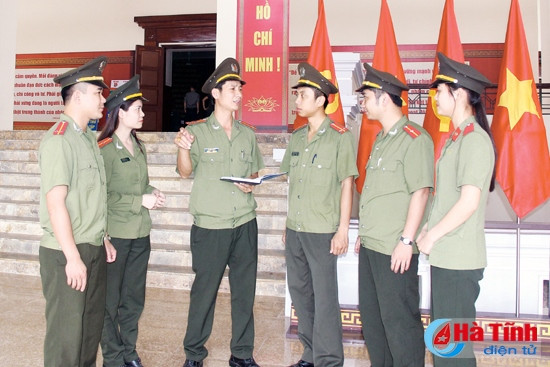 Lực lượng An ninh Chính trị nội bộ Công an tỉnh phối hợp với Công an TP Hà Tĩnh trao đổi phương án bảo vệ an toàn lễ kỷ niệm.