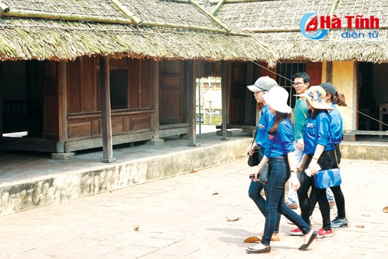 Du khách tham quan Khu lưu niệm Tổng Bí thư Hà Huy Tập. Ảnh: Quốc Khánh