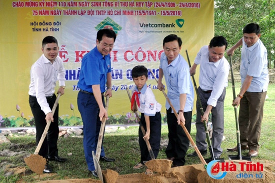 Lãnh đạo Tỉnh đoàn, Vietcombank Bắc Hà Tĩnh, xã Việt Xuyên khởi công xây nhà Khăn quàng đỏ
