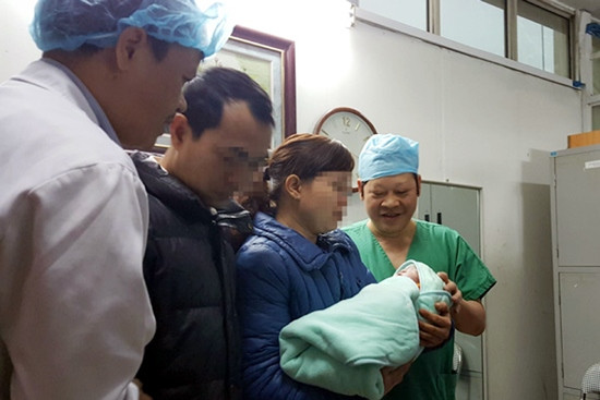 Ca phẫu thuật mổ đẻ mang thai hộ đầu tiên tại Việt Nam do GS.TS Nguyễn Viết Tiến trực tiếp thực hiện thành công đã mang lại niềm hạnh phúc vô bờ cho bố mẹ cháu bé sau 16 năm vô sinh do người vợ bị tử cung nhỏ bẩm sinh. Ảnh: Báo điện tử Dân trí Ca phẫu thuật mổ đẻ mang thai hộ đầu tiên tại Việt Nam do GS.TS Nguyễn Viết Tiến trực tiếp thực hiện thành công đã mang lại niềm hạnh phúc vô bờ cho bố mẹ cháu bé sau 16 năm vô sinh do người vợ bị tử cung nhỏ bẩm sinh. Ảnh: Báo điện tử Dân trí