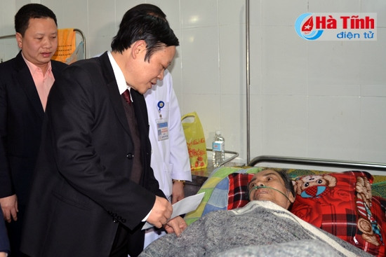 Thứ trưởng Bộ Y tế Nguyễn Viết Tiến tặng quà bệnh nhân nghèo điều trị tại Bệnh viện Đa khoa Hà Tĩnh trong dịp Tết Nguyên đán Bính Thân 2016. Thứ trưởng Bộ Y tế Nguyễn Viết Tiến tặng quà bệnh nhân nghèo điều trị tại Bệnh viện Đa khoa Hà Tĩnh trong dịp Tết Nguyên đán Bính Thân 2016.