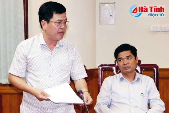 Giám đốc Trung tâm Văn hóa - Điện ảnh tỉnh Mai Quốc Quyền: Việc trang trí khánh tiết ở hội trường sẽ hoàn tất trong ngày 22/4.