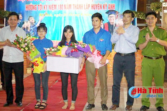 Lãnh đạo huyện Kỳ Anh trao thưởng cho các thí sinh đạt giải