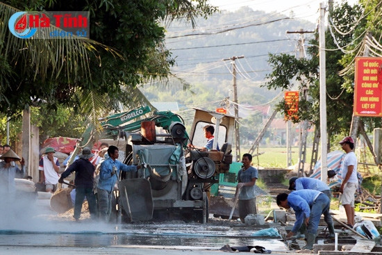 Luật Tổ chức chính quyền địa phương ra đời nhằm đáp ứng đòi hỏi của thực tiễn, thúc đẩy kinh tế - xã hội phát triển. Trong ảnh: người dân xã Quang Lộc, Can Lộc làm giao thông nông thôn