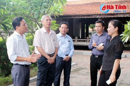 Ban Văn hóa - Xã hội HĐND tỉnh giám sát kết quả hoạt động bảo quản, tu bổ và phục hồi di tích lịch sử văn hóa tại huyện Nghi Xuân. (Ảnh do Văn phòng Đoàn ĐBQH và HĐND tỉnh cung cấp)