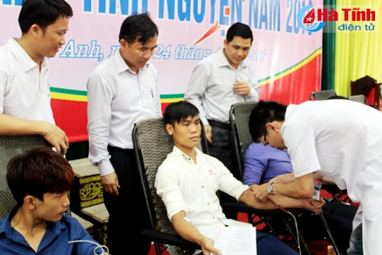 Lãnh đạo huyện Kỳ Anh động viên tình nguyện viên tham gia hiến máu