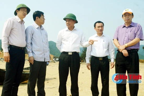 Thứ Trưởng Bộ NN&PTNT Vũ Văn Tám và Phó Chủ tịch UBND tỉnh Đặng Ngọc Sơn kiểm tra thực địa tại vùng biển Kỳ Lợi, thuộc KKT Vũng Áng...