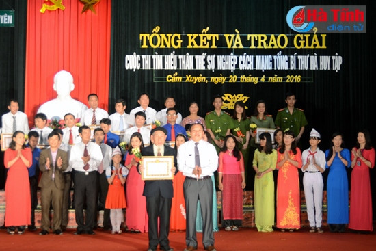 trao giải cho người dự thi cao tuổi nhất