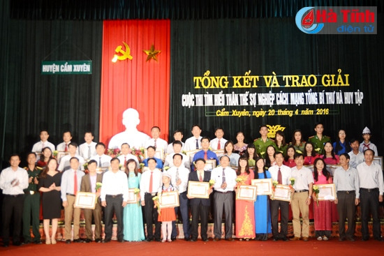 Ban Tổ chức trao giải cho các tập thể, cá nhân đạt giải