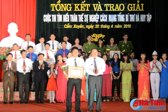 Cẩm Xuyên trao giải Cuộc thi tìm hiểu về đồng chí Hà Huy Tập ảnh 2