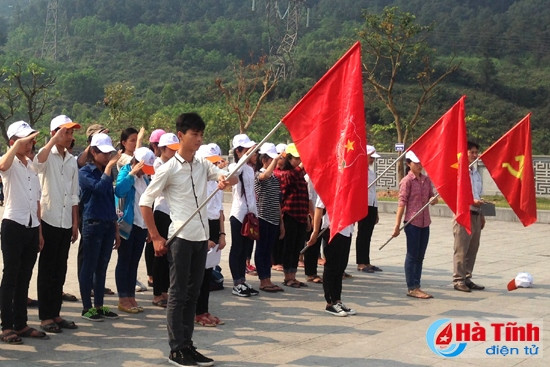 Học sinh Trường THCS Huy Nam Yên (Cẩm Xuyên) thành kính, xúc động trong lễ kết nạp Đoàn trước anh linh cố Tổng Bí thư Hà Huy Tập Học sinh Trường THCS Huy Nam Yên (Cẩm Xuyên) thành kính, xúc động trong lễ kết nạp Đoàn trước anh linh cố Tổng Bí thư Hà Huy Tập