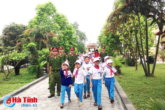 Nhiều du khách, ĐVTN, học sinh từ các địa phương về thăm viếng, tưởng nhớ cố Tổng Bí thư Nhiều du khách, ĐVTN, học sinh từ các địa phương về thăm viếng, tưởng nhớ cố Tổng Bí thư
