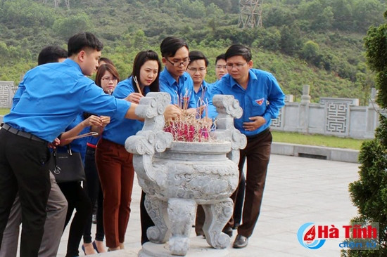 ĐVTN các cơ quan tỉnh dâng hương tại khu mộ cố Tổng Bí thư Hà Huy Tập ĐVTN các cơ quan tỉnh dâng hương tại khu mộ cố Tổng Bí thư Hà Huy Tập