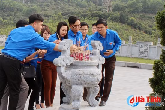ĐVTN các cơ quan tỉnh dâng hương tại khu mộ cố Tổng Bí thư Hà Huy Tập
