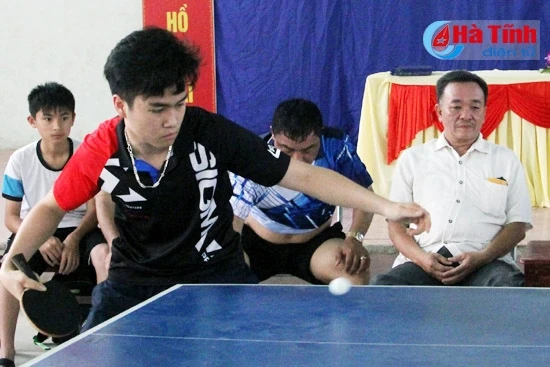 Các VĐV bứt phá trong ngày đầu thi đấu Giải Bóng bàn các CLB mở rộng Báo Hà Tĩnh