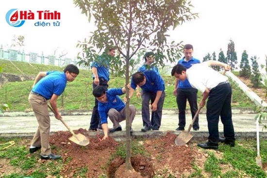 Thị đoàn Hồng Lĩnh trồng cây tại Khu tưởng niệm Tổng Bí thư Hà Huy Tập ở xã Cẩm Hưng, huyện Cẩm Xuyên