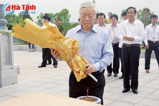 Tổng Bí thư Nguyễn Phú Trọng dâng hoa tại Khu lưu niệm Tổng Bí thư Hà Huy Tập (tháng 4/2014).