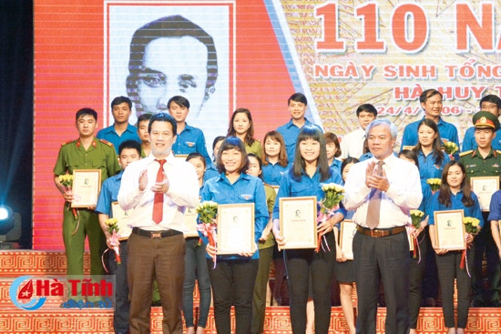 Các đồng chí lãnh đạo tỉnh trao bằng khen cho những tập thể có bài thi xuất sắc cuộc thi tìm hiểu thân thế, sự nghiệp Hà Huy Tập.