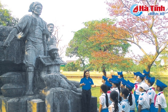 Học sinh Trường Tiểu học thị trấn Cẩm Xuyên tham quan Khu lưu niệm Tổng Bí thư Hà Huy Tập và nghe giới thiệu truyền thống đấu tranh cách mạng của nhân dân ta. Ảnh: Mạnh Hà