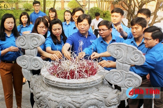 Đoàn viên thanh niên Khối cơ quan tỉnh Hà Tĩnh dâng hương tại Khu lưu niệm cố Tổng Bí thư Hà Huy Tập ở xã Cẩm Hưng, huyện Cẩm Xuyên