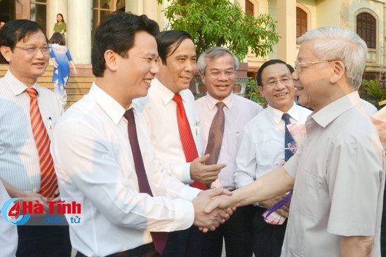 Các đồng chí lãnh đạo tỉnh vui mừng đón Tổng Bí thư Nguyễn Phú Trọng và đoàn công tác của Trung ương