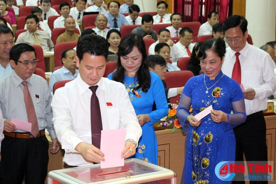Lãnh đạo tỉnh cùng các đại biểu bỏ phiếu bầu chức danh Chủ tịch HĐND, UBND và các Phó Chủ tịch UBND tỉnh