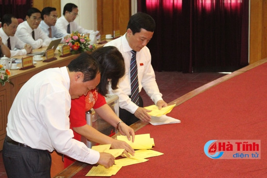 Ban kiểm phiếu làm nhiệm vụ trực tiếp tại hội trường