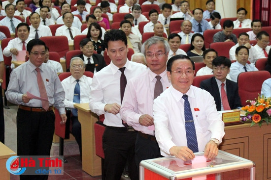 Lãnh đạo tỉnh cùng các đại biểu bỏ phiếu bầu chức danh Chủ tịch HĐND, UBND và các Phó Chủ tịch UBND tỉnh