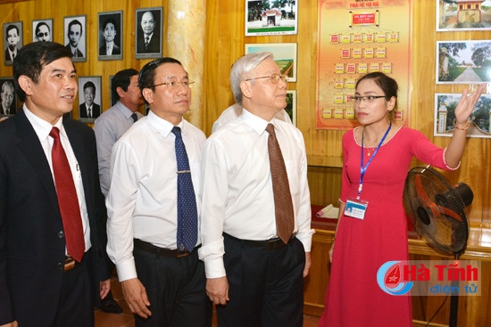 Tổng Bí thư Nguyễn Phú Trọng và đoàn tham quan phòng truyền thống...