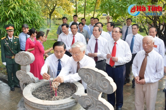 ... dâng hương trước ban thờ TBT Hà Huy Tập