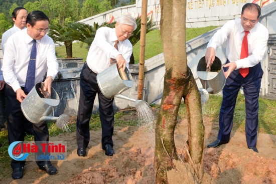 ... và trồng cây trong Khu lưu niệm
