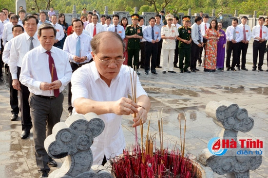 Đoàn dâng hương tại Khu mộ TBT Hà Huy Tập