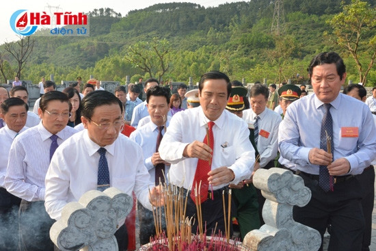 Đoàn dâng hương tại Khu mộ TBT Hà Huy Tập