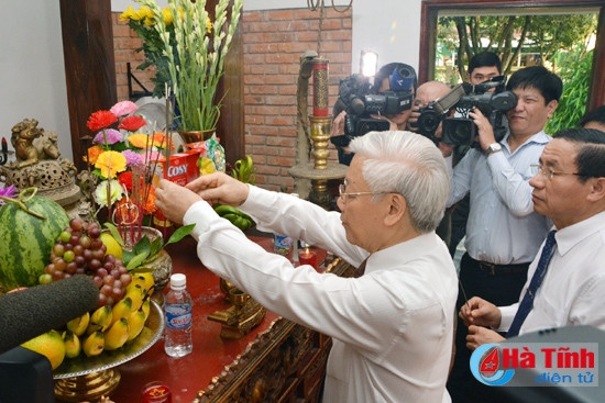 ... dâng hương trước ban thờ TBT Hà Huy Tập